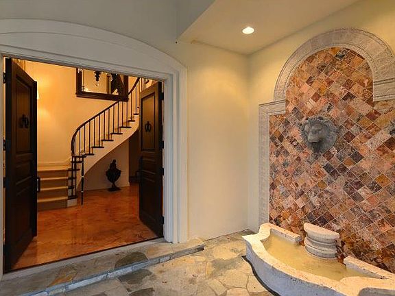 5th image of 211 Robin Dr