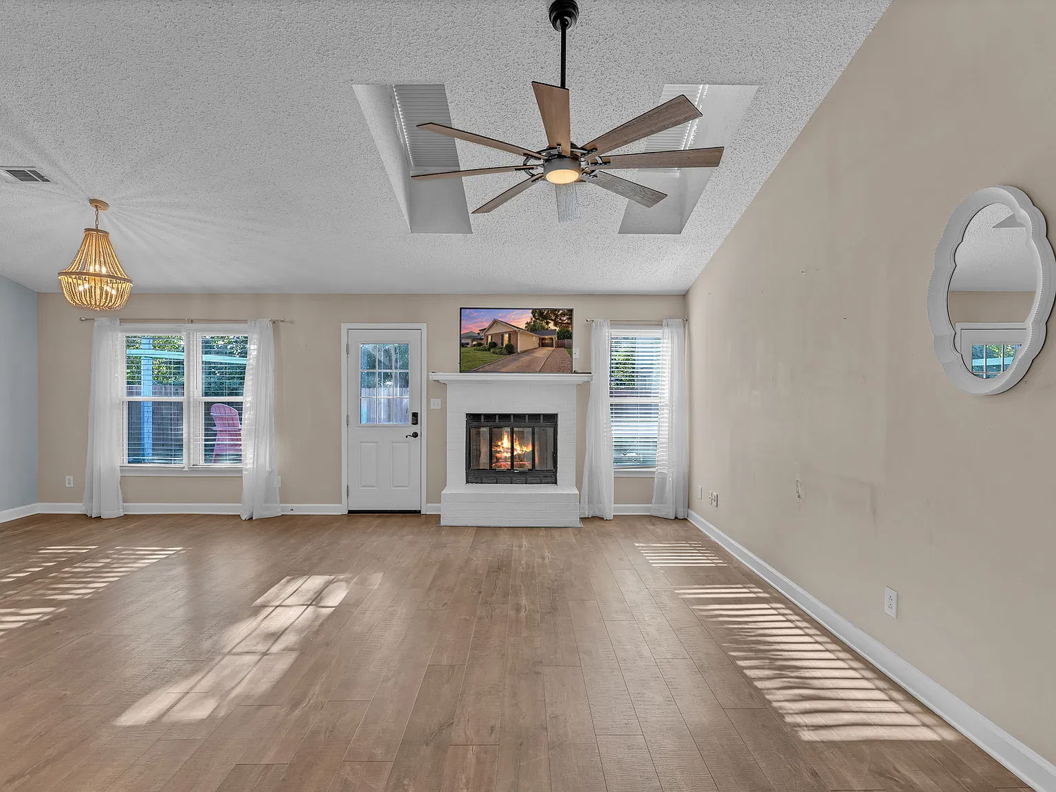 3 bed, 1359 sqft, $2,500 — Photo 4