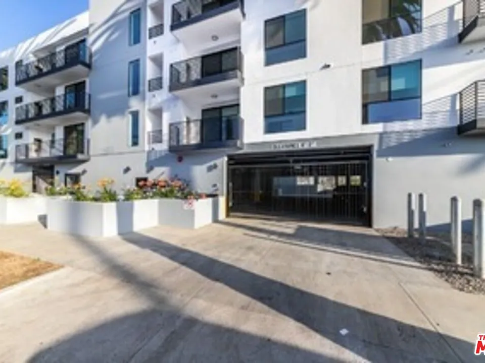 14612 Calvert St #201