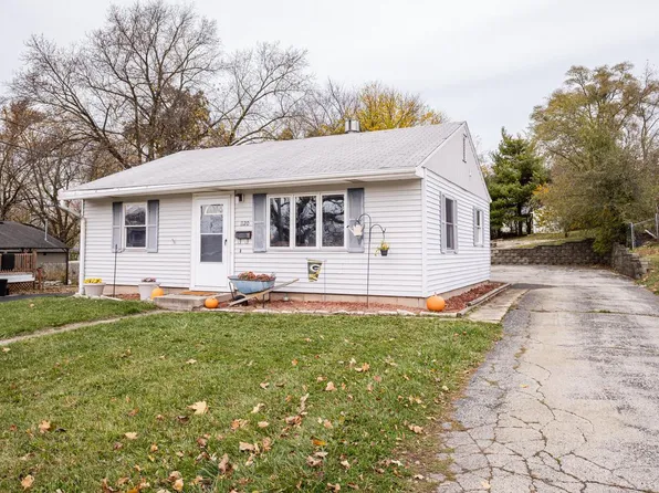 1120 East Moreland BOULEVARD, Waukesha, WI 53186