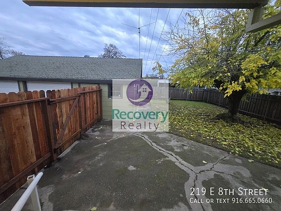 4th image of 219 E 8th St