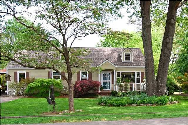 1st image of 806 Sweetbriar Cir