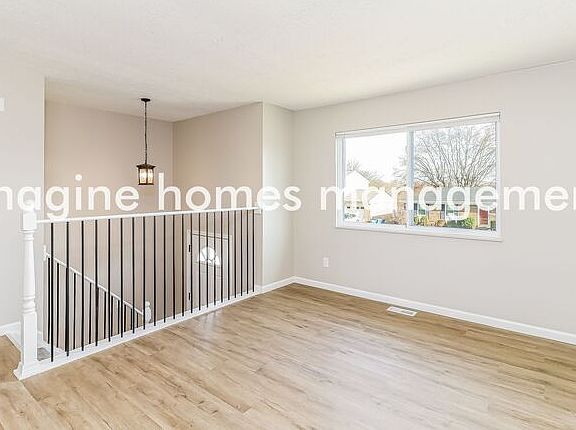 5th image of 32 Westwood Dr