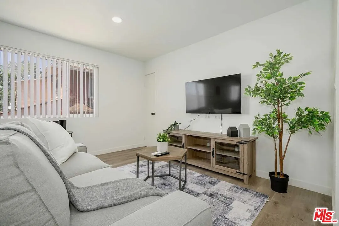 3 bed, 1.0 bath, 1028 sqft, $3,600 — Photo 3