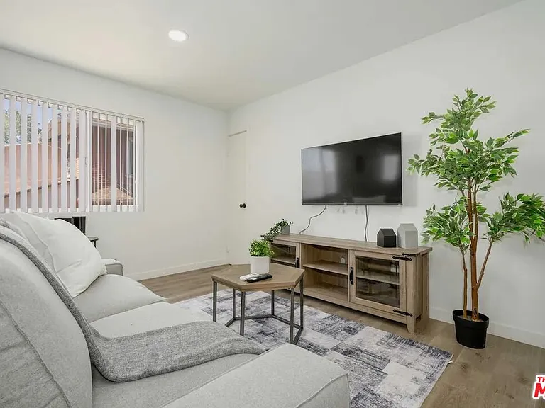 2417 S Budlong Ave #4 — Photo 3