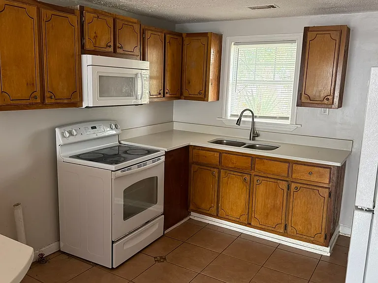 2100 Patch St — Photo 8
