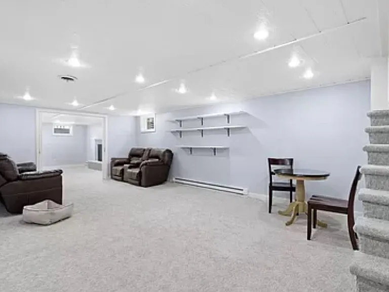 1427 E Springhill Rd — Photo 8
