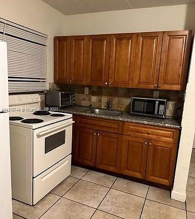 3rd image of 640 NW 10th Ter APT 5
