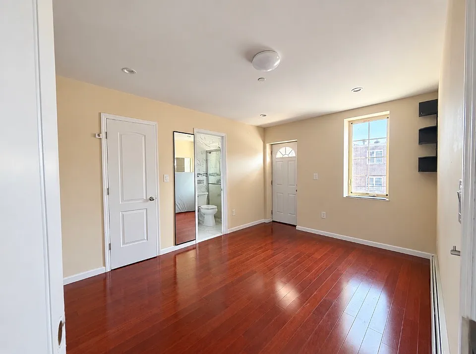 4 bed, 1100 sqft, $3,950 — Photo 3