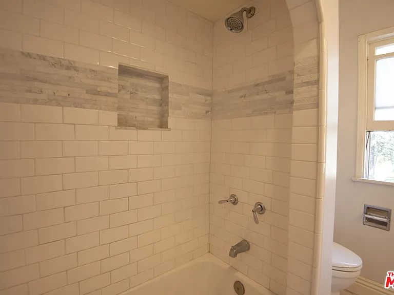 2142 S Victoria Ave — Photo 30