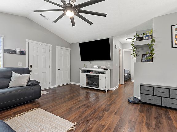 4th image of 745 Burgess Ave