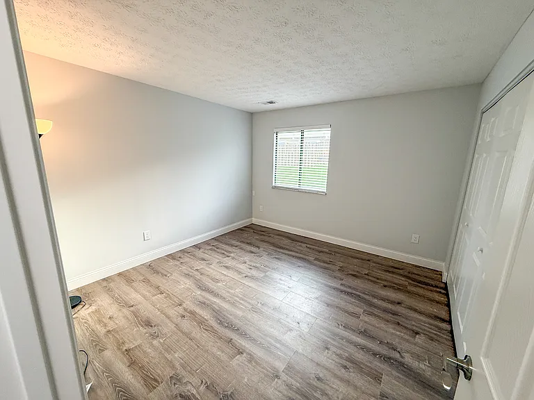 400 Sherwood Green Ct #400 — Photo 8