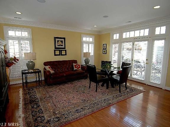 5th image of 319 Oak Knoll Dr