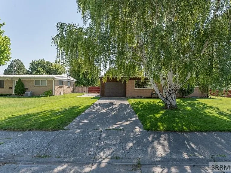 328 Melrose Dr — Photo 2