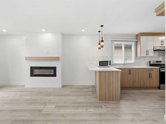 2nd image of 424 S Penbrooke Cres SE