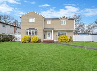 45 Feustal St, Lindenhurst, NY 11757