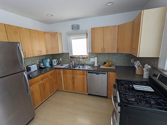 4th image of 3204 Manhattan Ave