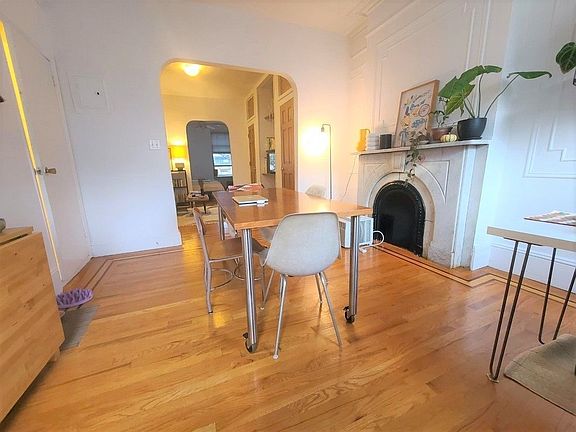 5th image of 326 De Graw St #2
