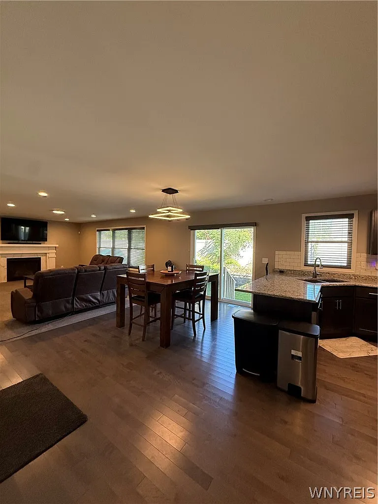 3 bed, 2.5 bath, 2091 sqft, $3,800 — Photo 4