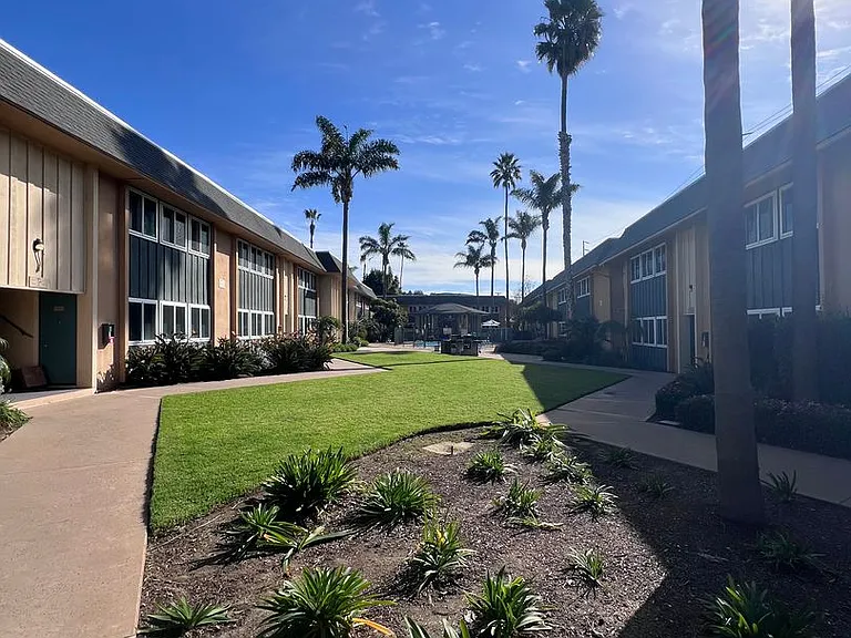 Pacific Breeze Apartments — Photo 1