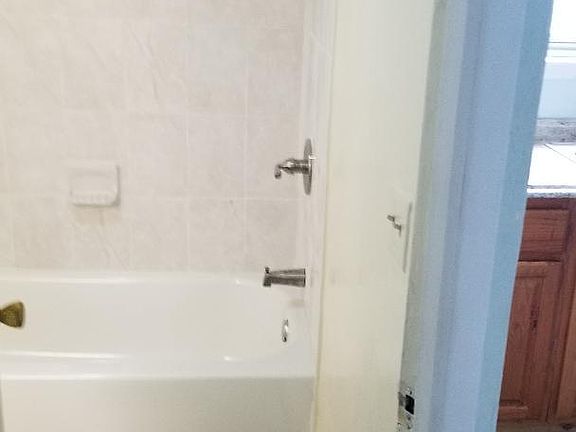 4th image of 385 Hawthorne St Floor 1