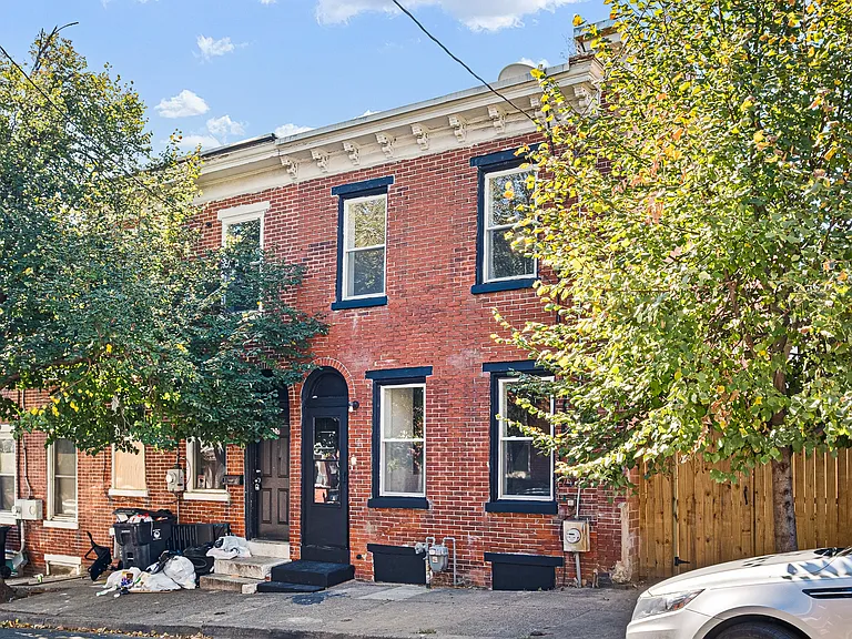 W 7th St — Photo 1