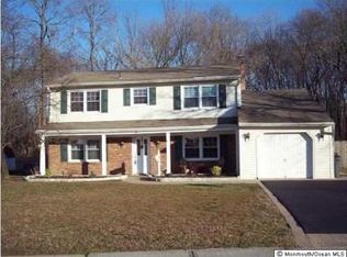 8 Crystal Ct, Middletown, NJ 07748