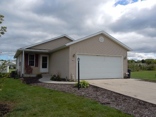 1st image of 916 Lantern Ln