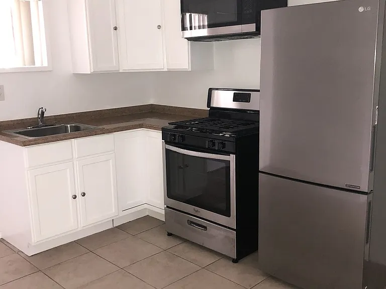 1420 S Redondo Blvd — Photo 1