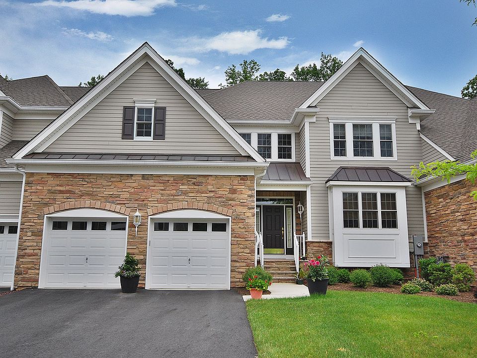 1st image of 40 Whitbay Dr