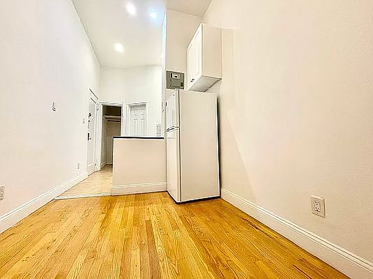 5th image of 258 E 78th St APT 2C