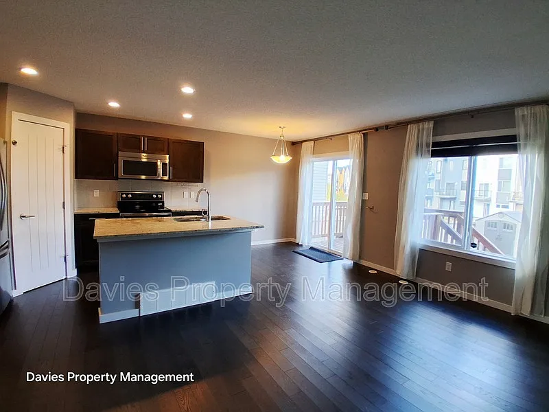 3 bed, 2.5 bath, 1335 sqft, $2,000 — Photo 3