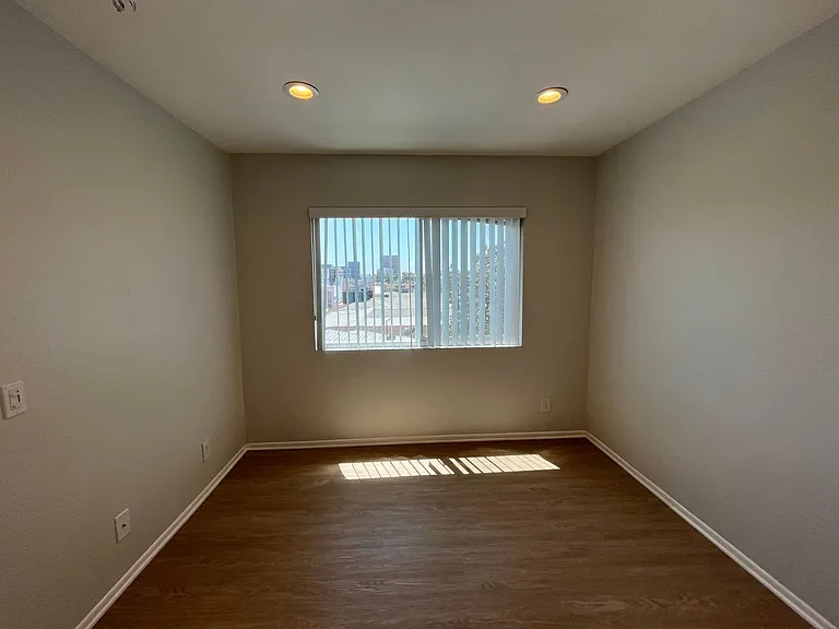 110 S Sweetzer Ave — Photo 109