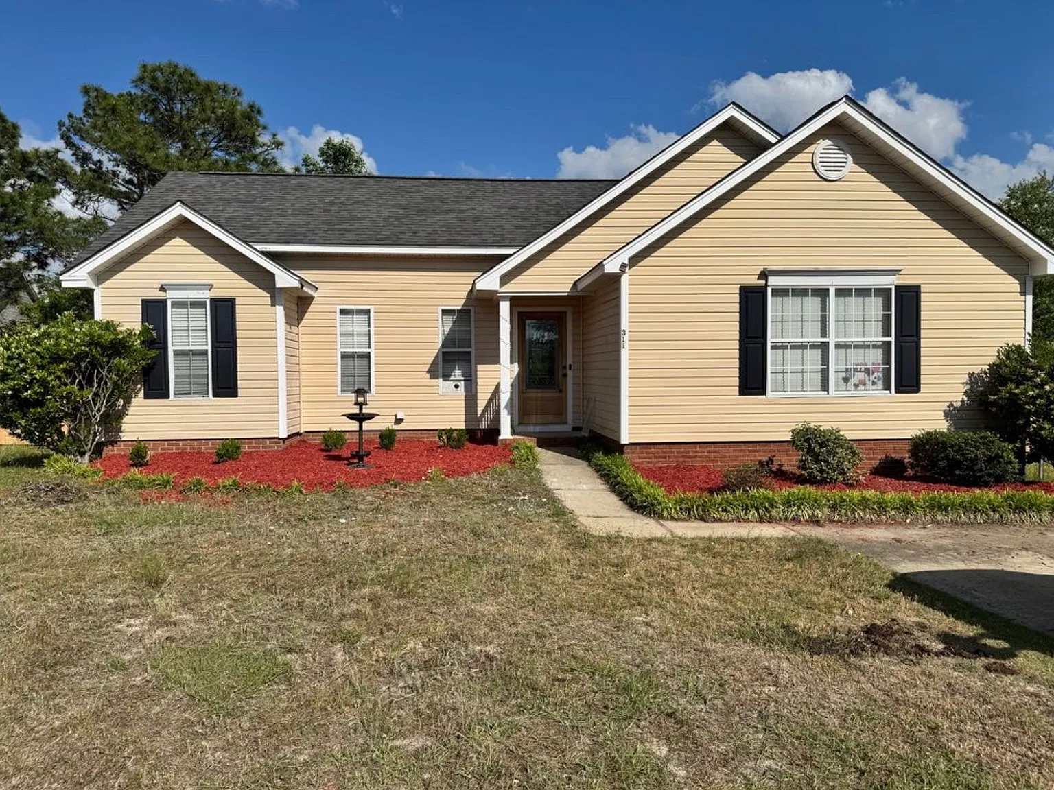 3 bed, 1300 sqft, $1,800 — Photo 1