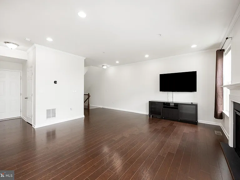 253 Fairfield Cir W — Photo 10