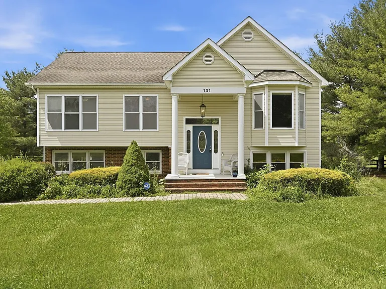 131 Stonedown Ln — Photo 2