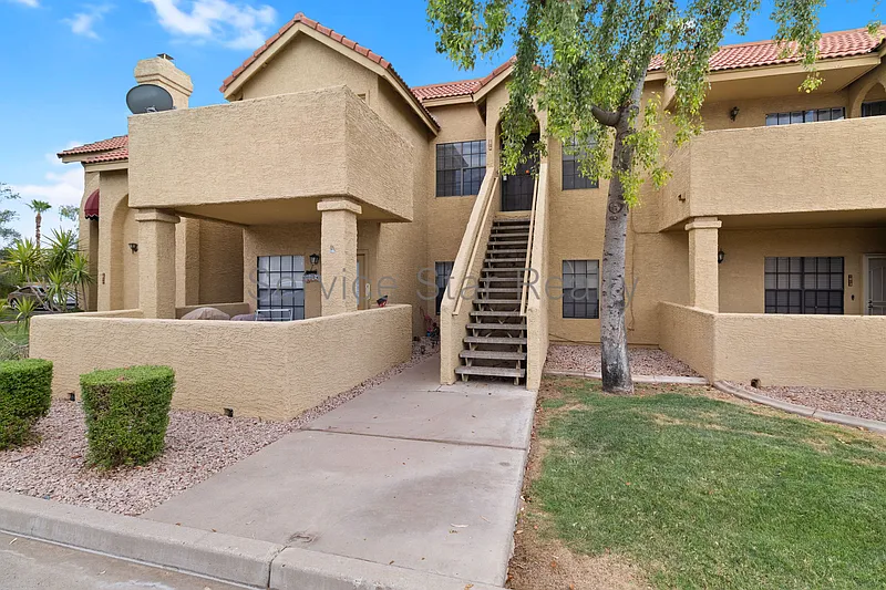 2 bed, 1.0 bath, 888 sqft, $1,400 — Photo 2