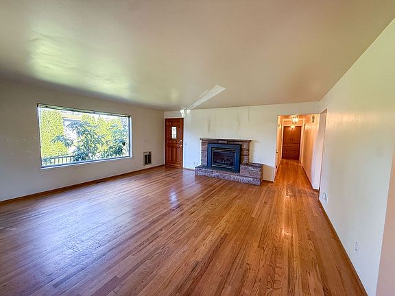 5th image of 8328 200th St SW
