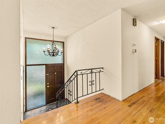 4th image of 9637 42nd Avenue NE
