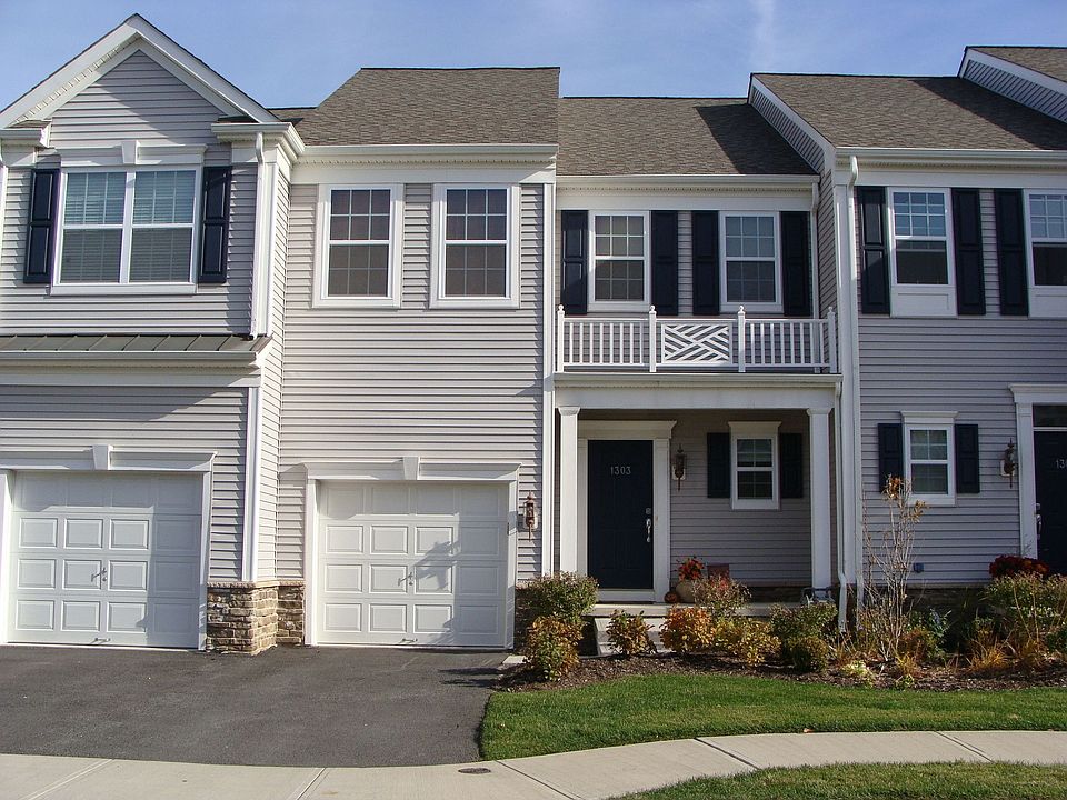Front of home with one car garage and covered front porch
