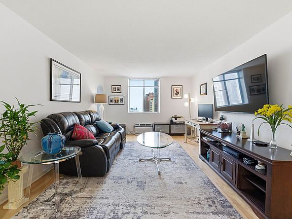 3rd image of 1339 N Dearborn St APT 15C