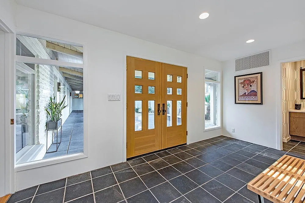 1211 E Valley Rd — Photo 4