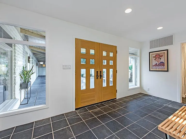 1211 E Valley Rd — Photo 4
