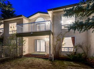114 W Strathlorne Mews SW, Calgary, AB T3H1V1