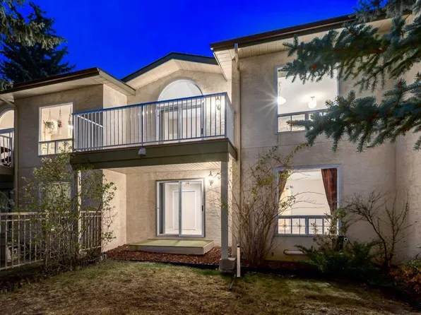114 W Strathlorne Mews SW, Calgary, AB T3H 1V1