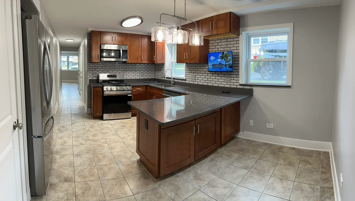 3 bed, 1400 sqft, $2,450 — Photo 2