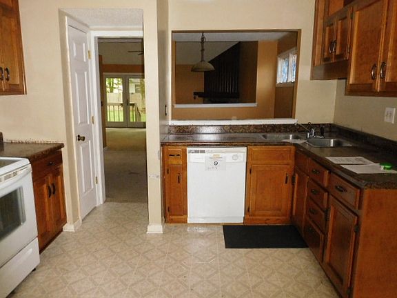 4th image of 14888 Clovercrest Dr SE
