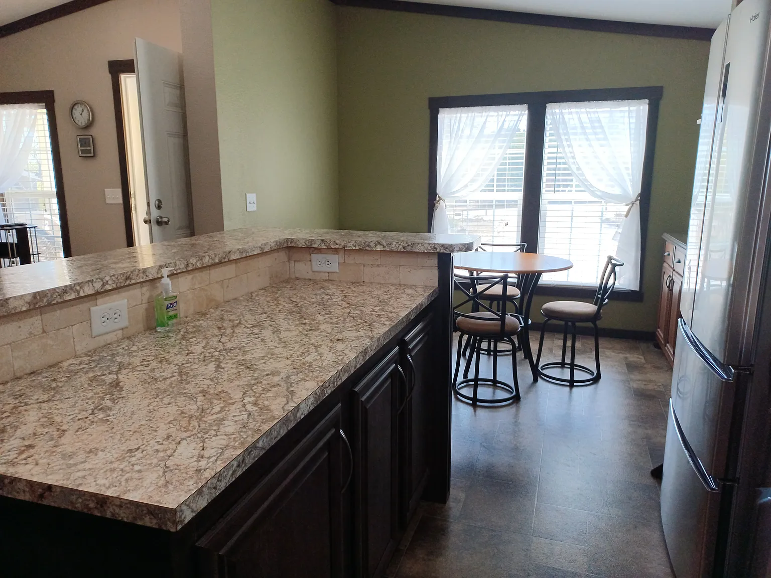 2 bed, 1000 sqft, $1,800 — Photo 2