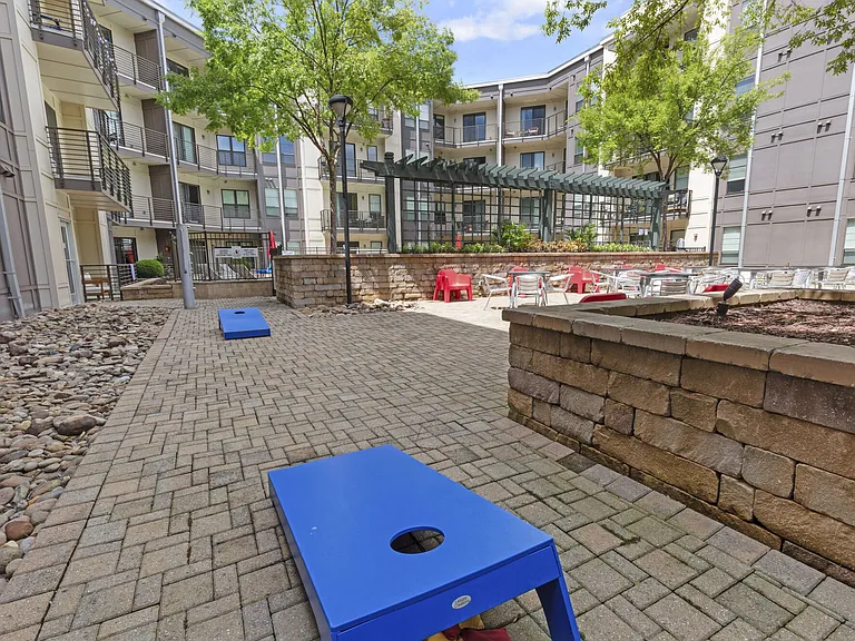 400 Rhett — Photo 25
