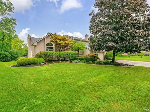 30304 Blossom Ct, Farmington Hills, MI 48331